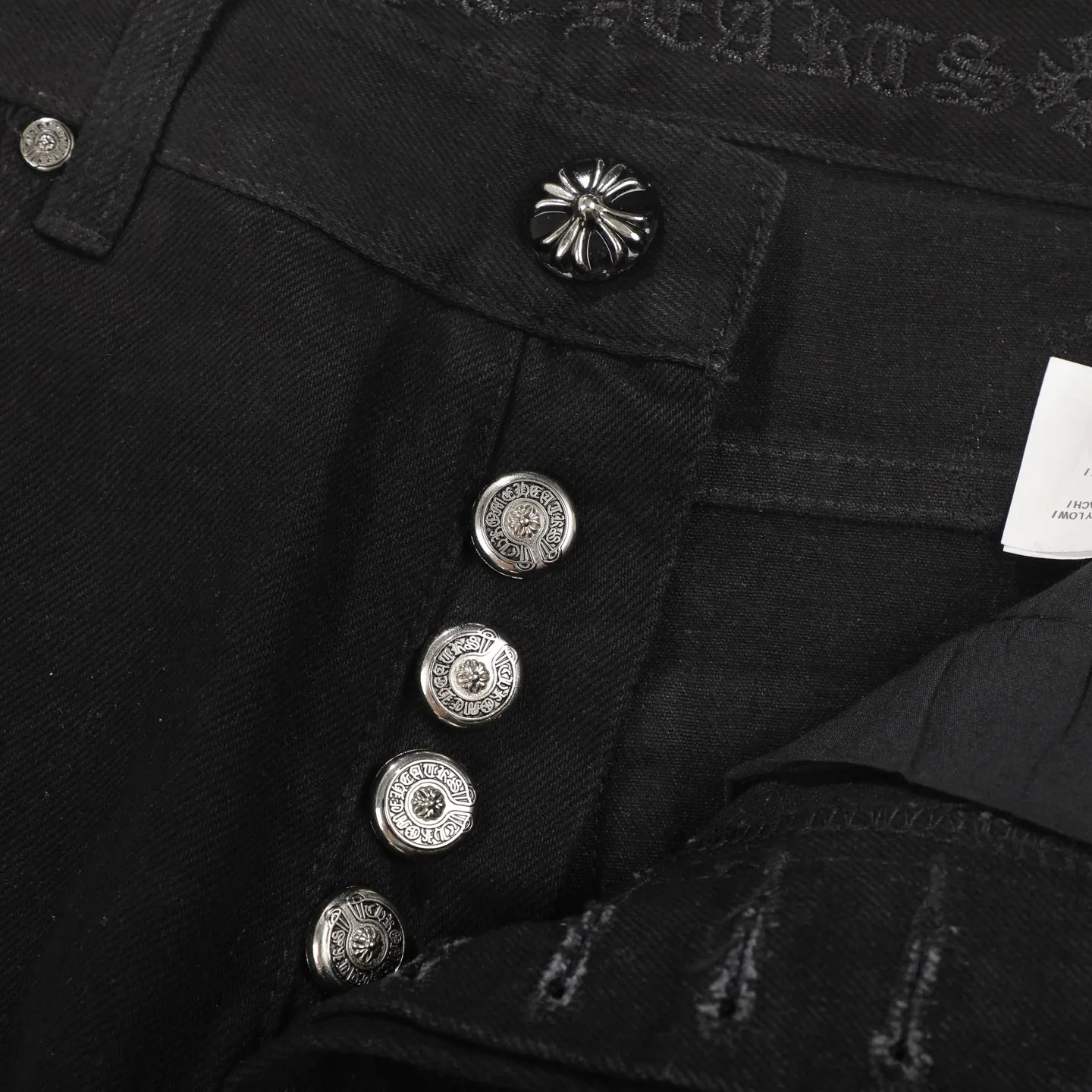 P280 Chrome Hearts ch Chrome Hearts Cherry Blossom Pink Checkerboard Cross Patch Leather Jeans, Original 5W+ It is well known that chromehearts jeans use vintage Levis jeans as the base for creation. They usually add their own unique silver buckles and silver ornaments, plus leather embellishments. This is the reason why the value of these vintage jeans doubles. Because the base is vintage jeans, the jeans themselves have been very soft and comfortable after years of baptism. This can be distinguished from ordinary jeans. Regarding the size, you should also refer to the pants data. Size: 28 30 32 34 (corresponds to S-XL) Size chart: 28 Waist 76 Pants length 104 Hips 102 30 Waist 80 Pants length 105 Hips 106 32 Waist 84 Pants length 106 Hips 110 34 Waist 88 Pants length 107 Hips 114